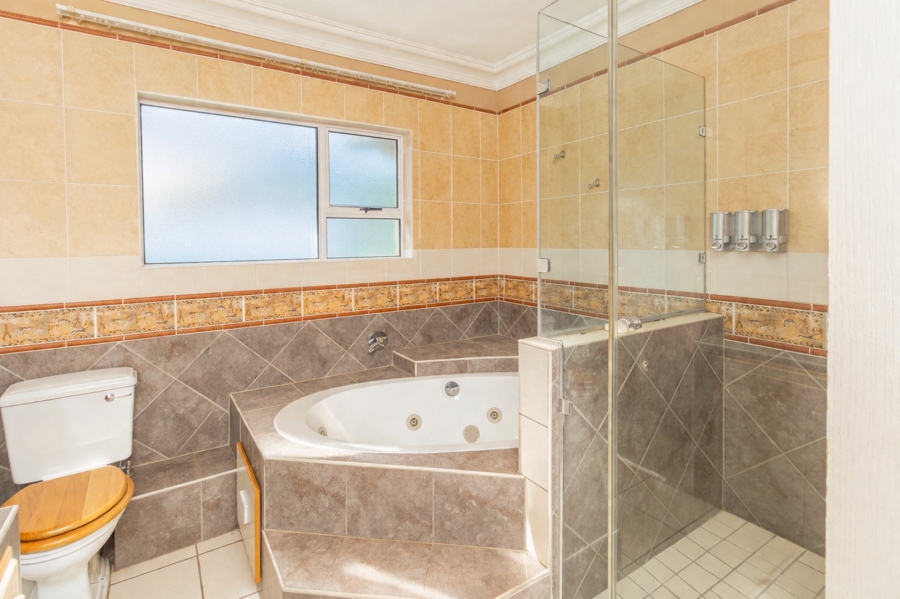 5 Bedroom Property for Sale in Caribbean Beach Club North West